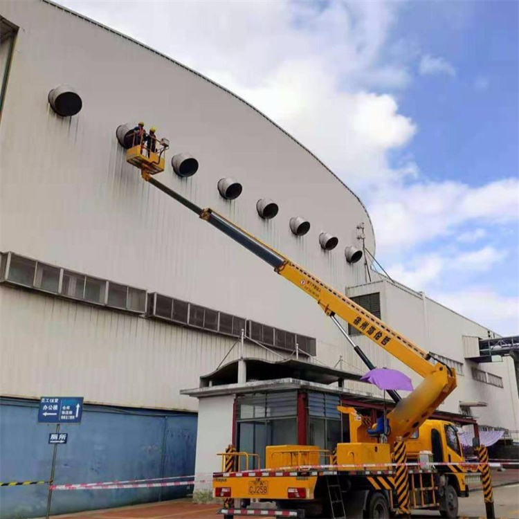 沿滩高空作业车出租服务：专业广告牌安装解决方案