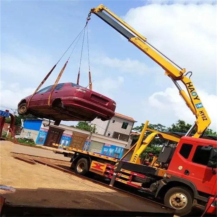 沿滩吊车吊汽车的正确方法